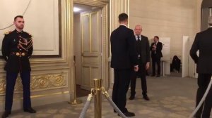 Люди совсем одурели, они считают охранников Путина у туалета в Елисейском дворце. 6 охранников Путин