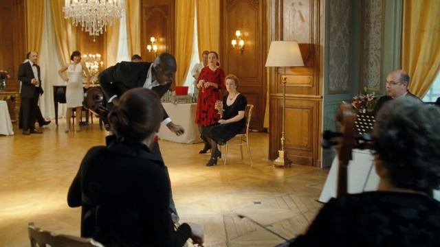 Неприкасаемые 1+1/Intouchables (2011) Дрисс танцует.