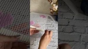 Очень простая и красивая сумка из пластиковой канвы и плюшевой пряжи