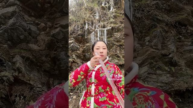 девченка грызёт огромную ледяную сосульку у водопада!!! смотреть онлайн