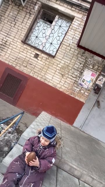 Шоколадное яйцо Kinder Maxi. Володя открывает большое яйцо Киндер «Маша и Медведь» смотреть онлайн
