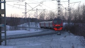 Пассажирские поезда пролетают зимой на скорости