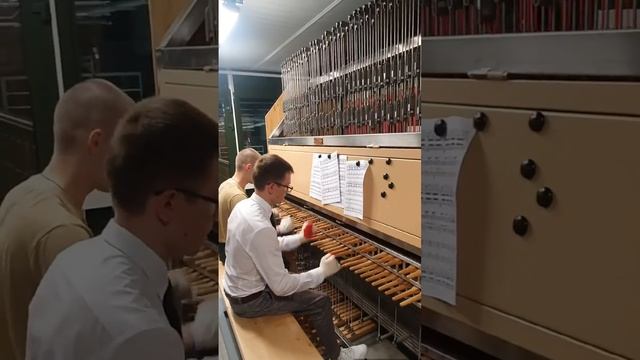 Московский карильон - Триумфальная арка ГХВСРФ: ВСТАВАЙ СТРАНА ОГРОМНАЯ смотреть онлайн