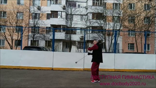 Упражнения с металлическими шарами (диаметр 8 см) на цепи (9)