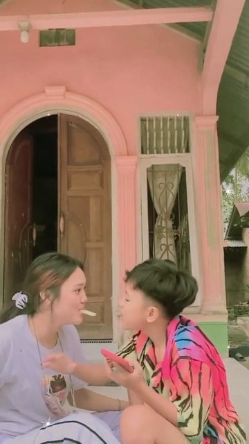Satu makanan berdua kak riffa dan kak atta #shorts смотреть онлайн