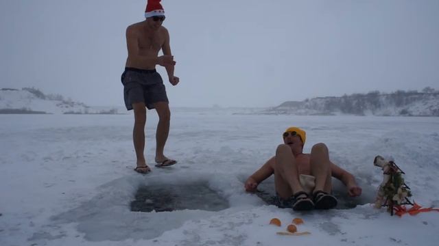 Новогоднее поздравление от юных моржей. Дубль 1-й смотреть онлайн