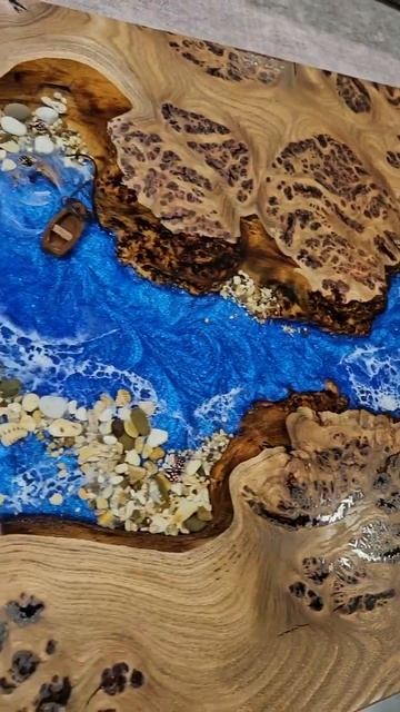 Придиванный эпоксидный столик из массива дерева смотреть онлайн