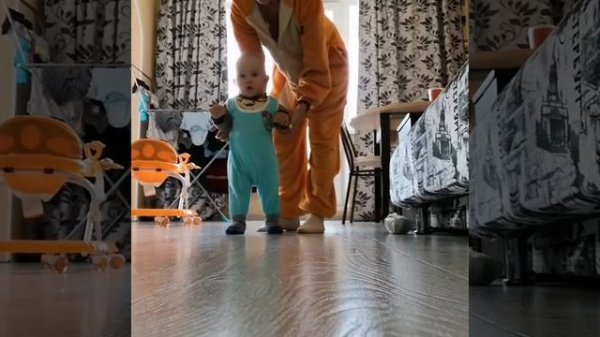 Первые шаги ребёнка☺️