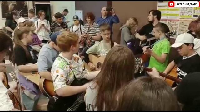 В холле кинотеатра Совкино исполнили песню "листья жёлтые над городом кружатся"😱 смотреть онлайн