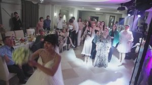 Девушка очень счастлива, что поймала букет невесты