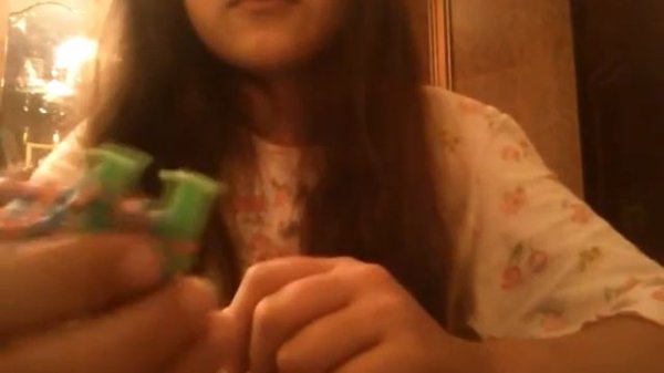 Как сплести человечка на рогатке без станка