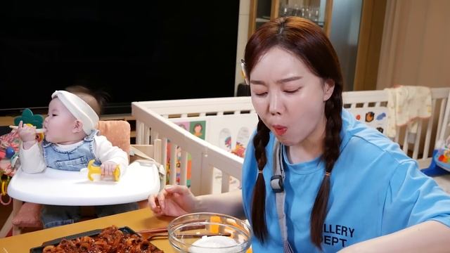미소와 함께 먹어요 💕 매콤한 쭈꾸미볶음에 소면까지 쌈 야무지게 싸먹어보았습니다 Spicy Small Ocotpus Seafood Mukbang ASMR Ssoyoung смотреть онлайн