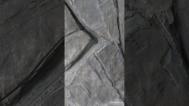 Рукотворная скала из цемента и песка.