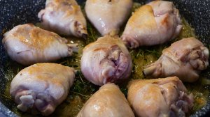 Простейшее блюдо из курицы. Скинул всё в сковороду и добавил яблоко