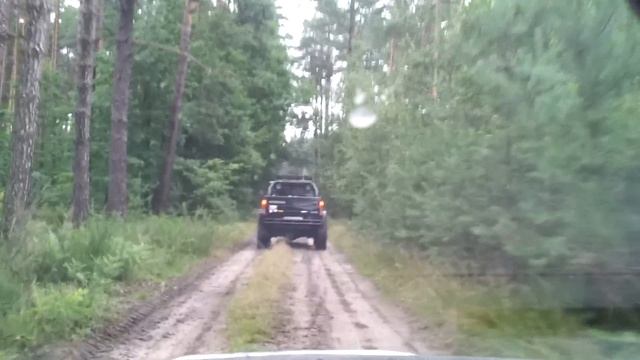 L200 - Lajtowy przejazd za Nissanem po lesie. смотреть онлайн