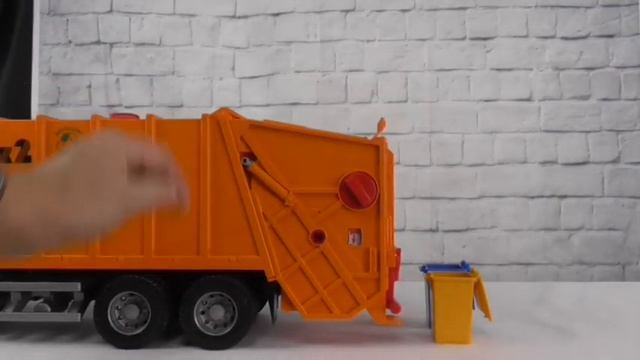 Bruder Scania R-Series Rear Loading Garbage Truck #03560 - A Video Review by Toys Etc Australia смотреть онлайн