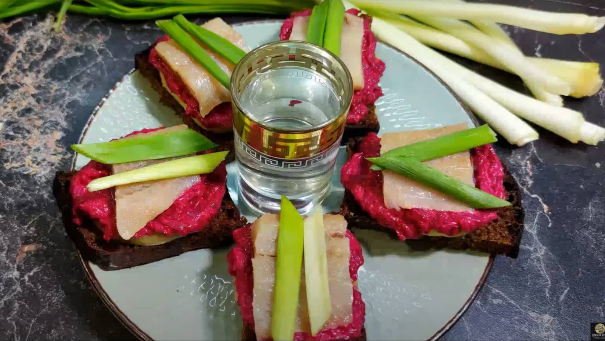 Бутерброд с селёдкой. Простой рецепт закуски из селёдки и свеклы. Рецепт закуски. смотреть онлайн