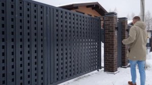 Необычный забор / Установили штакетник в шахматном порядке на существующий настил