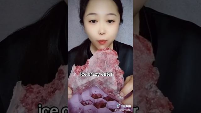 сгрызает ледяную звезду со снегом внутри! смотреть онлайн