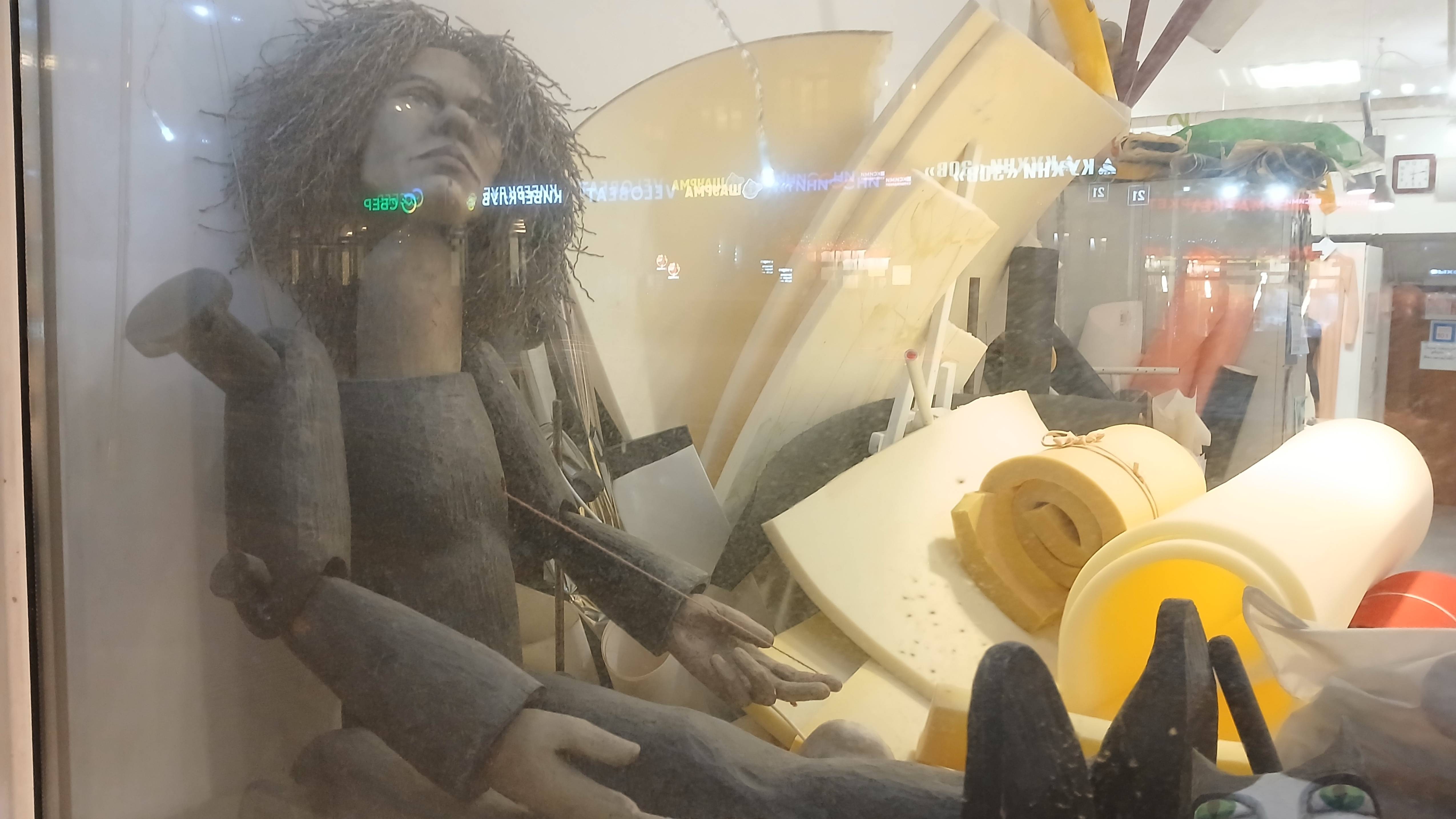 ЗА СТЕКЛОМ МАСТЕРСКОЙ КУКОЛЬНОГО ТЕАТРА смотреть онлайн