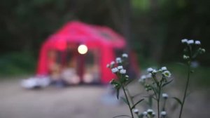 Кемпинг в большой надувной палатке