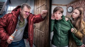 СЫН ЖИВЕТ С ДЕВУШКОЙ В 14 ЛЕТ ОДИН. ОТЧИМ АЛКАШ ВОРВАЛСЯ В КВАРТИРУ(ЧАСТЬ 7)