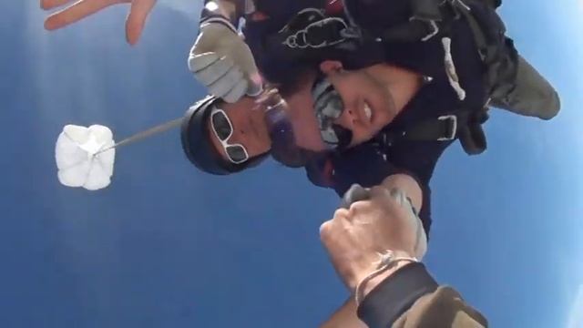 Lancio con il paracadute in tandem! 4200 metri a 200 km/h!! смотреть онлайн
