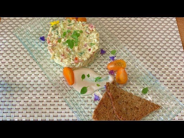 Салат с болгарским перцем, сыром и чесночными гренками смотреть онлайн