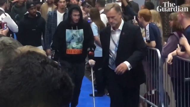 Kevin De Bruyne seen on crutches at Manchester City documentary premiere смотреть онлайн