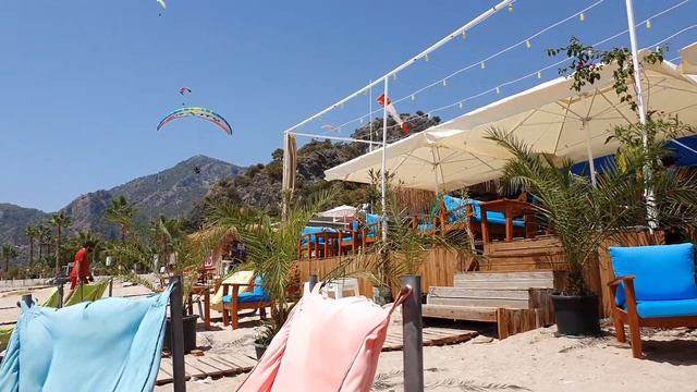 ресторан Funky Beach парапланеристы смотреть онлайн