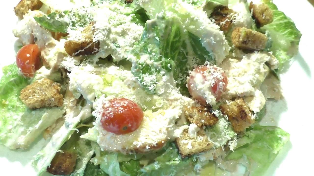 Цезарь с курицей и соусом из йогурта