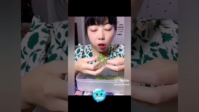асмр хрустящее поедание ледяных глыб! смотреть онлайн