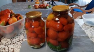 Помидоры с малиновым листом — это очень вкусная и необычная заготовка на зиму.