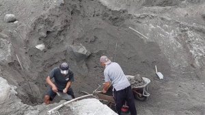 Строительство, шахтёры собирают песок