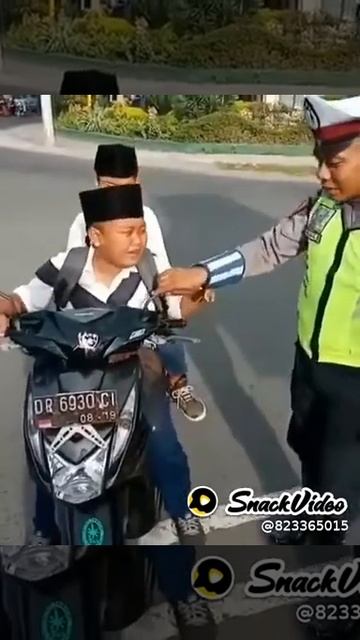 anak kecil SMP pulang sekolah gk pakai helm terus anak kecil ITU pura pura nangis ke pada polisi смотреть онлайн