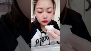 Обалдеть! кореянка ест снежные блоки с ледовой крошкой из морозилки! АСМР ЛЁД