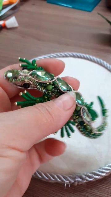 Четвертый и завершающий этап изготовления Броши ящерица смотреть онлайн