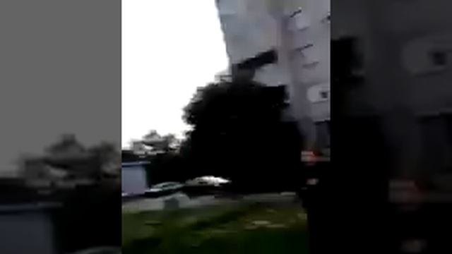Пацан неможет слезть с крыши скамейки! смотреть онлайн