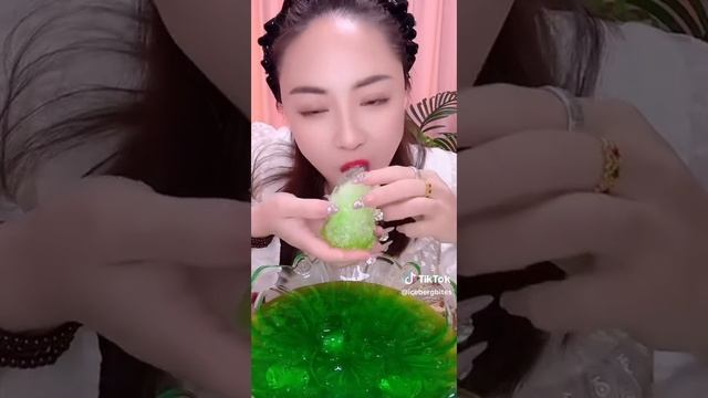 АСМР, девушка съедает бутылку из льда и снега! смотреть онлайн