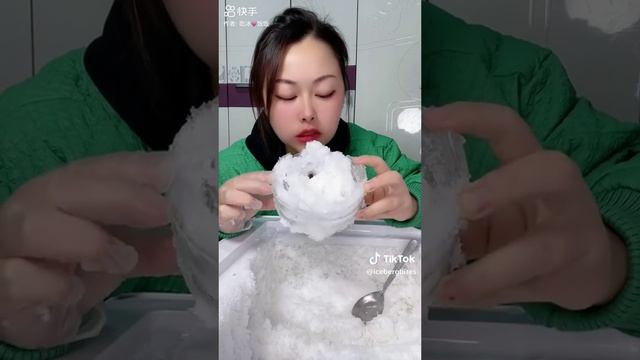 Сенсация! Девушка съедает тарелку из льда вместе со снегом! смотреть онлайн