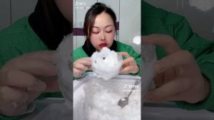 Сенсация! Девушка съедает тарелку из льда вместе со снегом!