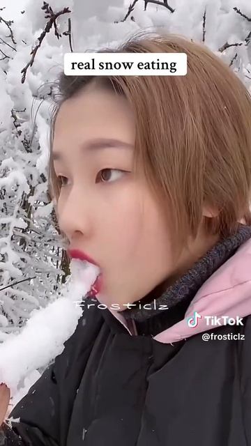 девченка грызёт снежную наледь с веток деревьев прям на улице! смотреть онлайн