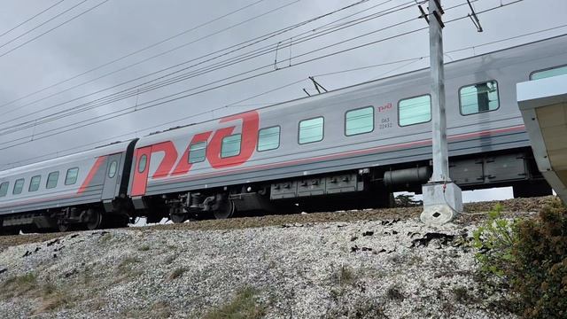 4ЭС2К с пассажирскими вагонами