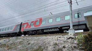 4ЭС2К с пассажирскими вагонами