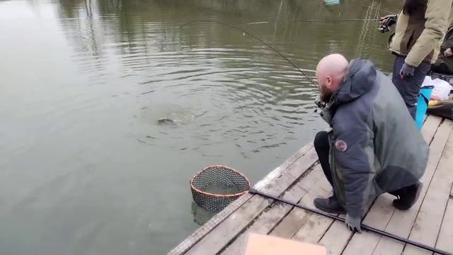 Поимка на понтоне Основной водоем смотреть онлайн
