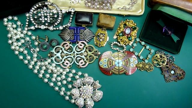 328. В этом ролике украшения разных времен.