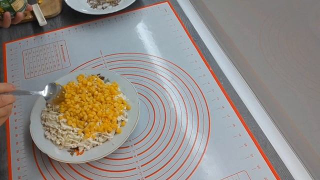 Вкуснейшие мясо с помидором и черносливом.Готовлю салаты..У меня день рождения 🎉 смотреть онлайн