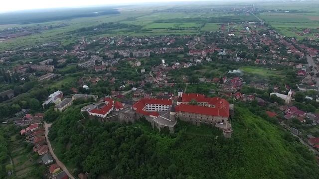 Замок "Паланок" на фоні Мукачева смотреть онлайн