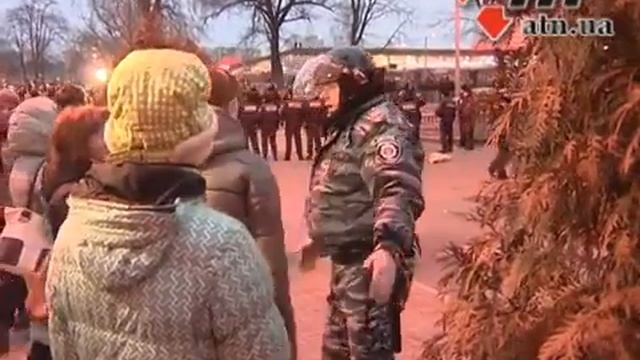 19.02.14 'Беркут' разгоняет майдановцев под стенами академии ВВ Есть раненые смотреть онлайн