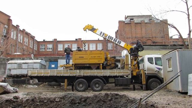 Перевозка и выгрузка стационарного бетононасоса CIFA манипулятором. смотреть онлайн